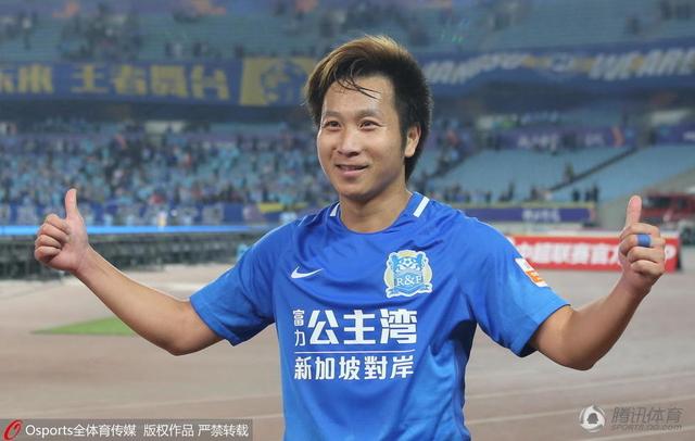 女星苍井优现身东京 乐观态度被赞胜过松山健一 2014-03-14 日本人气女星苍井优3月13日现身东京，出席由其搭档松山健一出演的新片《背负春天》完成记者会，一同出席的还有松山健一、丰川悦司、新井浩文、檀富美、以及导演木村大作。